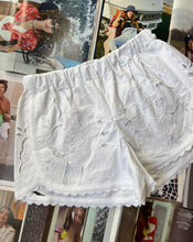 Load image into Gallery viewer, One of a Kind Vintage Linen Shorts Size Medium
