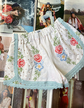 Load image into Gallery viewer, One of a Kind Vintage Linen Shorts Size Medium

